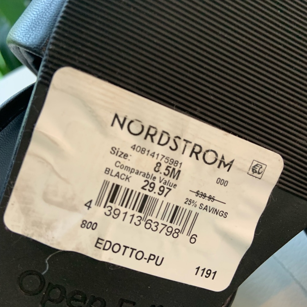 Nordstroms Open Edit modern slides - Picture 6 of 7